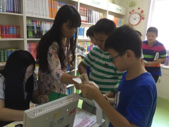 校園“實體書店”  漯河市實驗小學(xué)的一道美麗風(fēng)景